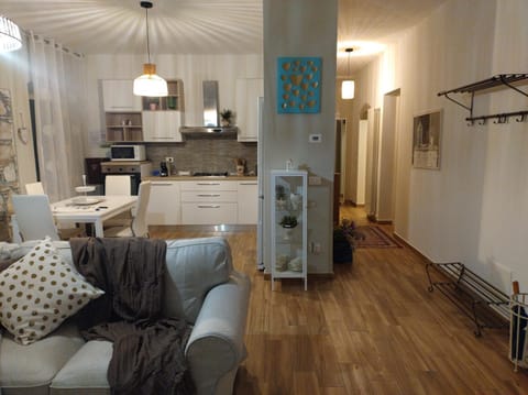 Living room, Seating area, Dining area, dishwasher, pet friendly, stove