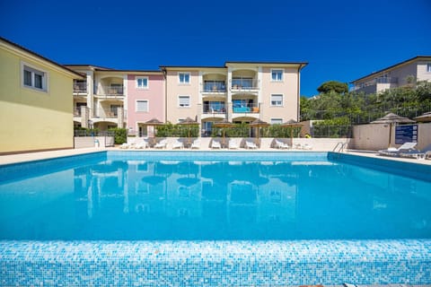 Property building, Day, Pool view, Swimming pool, sunbed