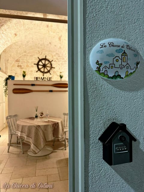 Facade/entrance, Property logo or sign, Decorative detail, Dining area, Logo/Certificate/Sign, hair dresser, microwave