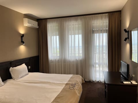 Bed, TV and multimedia, Photo of the whole room, Bedroom, hair dresser, air conditioner