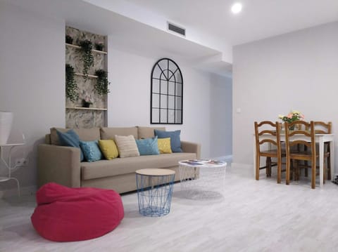 Communal lounge/ TV room, Living room, Decorative detail, Decorative detail, Dining area, On site