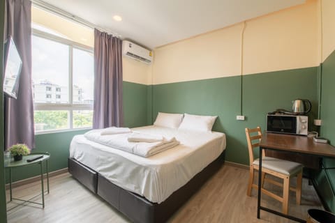 Shower, Bed, TV and multimedia, Photo of the whole room, Bedroom