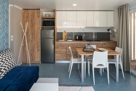 Kitchen or kitchenette, Living room, Seating area, Dining area