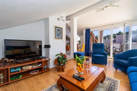 Communal lounge/ TV room, TV and multimedia, Living room, Seating area