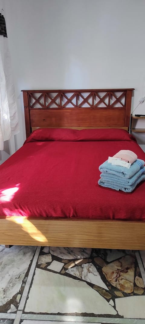 Bed, Bedroom, towels