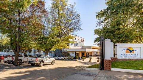 Property building, Facade/entrance, Parking