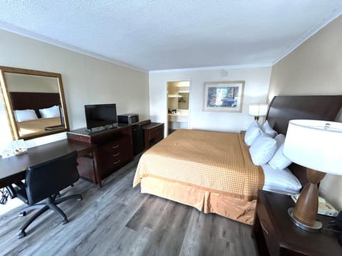 Bed, TV and multimedia, Bedroom, microwave