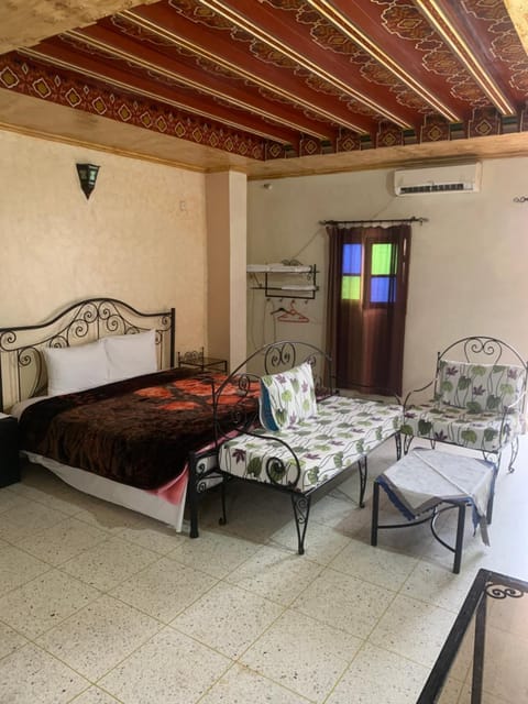 Seating area, Bedroom, air conditioner