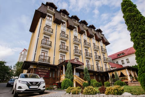 Property building, Nearby landmark, Restaurant/places to eat, Facade/entrance, Balcony/Terrace, City view, Street view