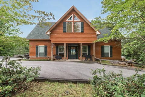 Property building, Facade/entrance, Natural landscape, Parking