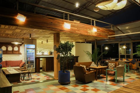 Restaurant/places to eat, Lounge or bar