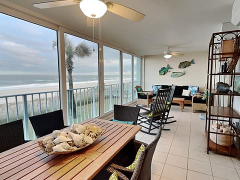 Balcony/Terrace, Living room, Seating area, Beach, Sea view