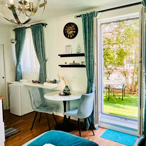 Garden, Seating area, Garden view