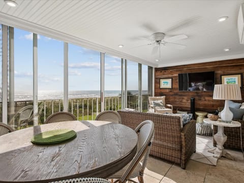 TV and multimedia, Balcony/Terrace, Living room, Seating area, Sea view, furniture