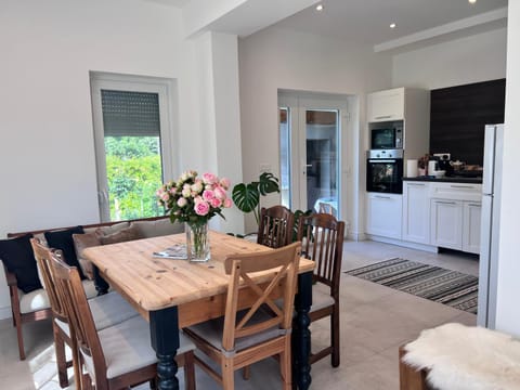 Kitchen or kitchenette, Living room, Seating area