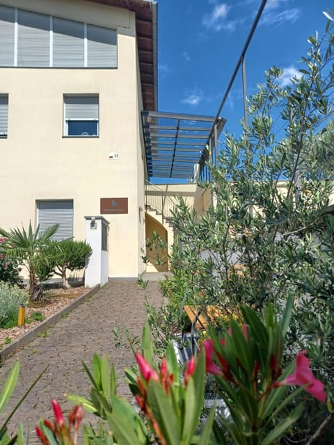 Property building, Property building, Spring, Day, Garden, Garden view, Breakfast
