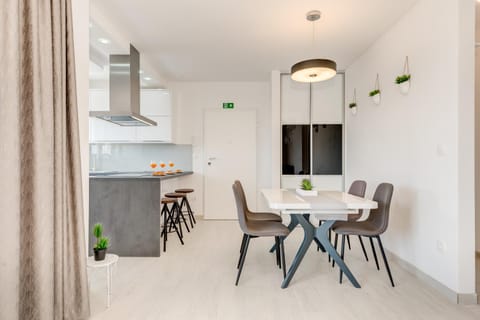 Kitchen or kitchenette, Dining area