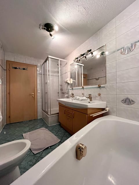 Shower, Toilet, Bathroom, Bath, towels