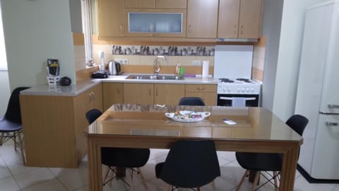 Coffee/tea facilities, Kitchen or kitchenette, Dining area, stove