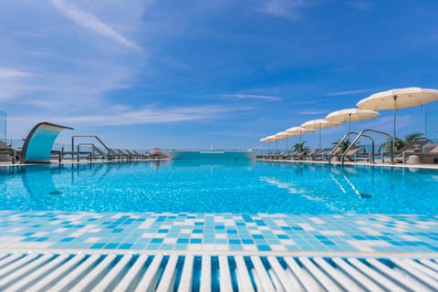 Day, Natural landscape, Pool view, Swimming pool, Swimming pool, sunbed