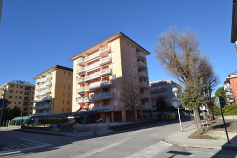 Property building, Facade/entrance, Neighbourhood, Parking
