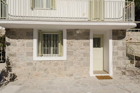 Ev Zin Basilicum Apartment in Leonidio