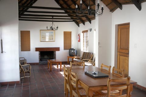 TV and multimedia, Seating area, Dining area