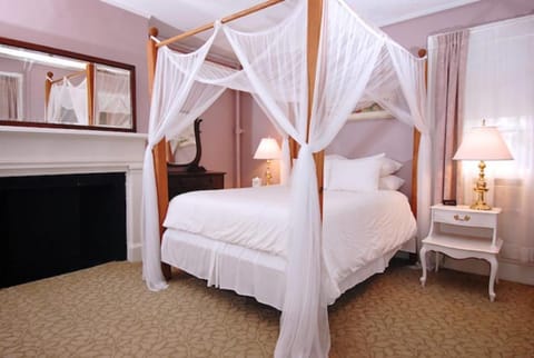 Yankee Peddler Inn Inn in Newport