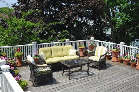 Yankee Peddler Inn Inn in Newport