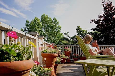 Yankee Peddler Inn Inn in Newport