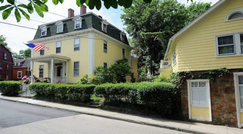 Yankee Peddler Inn Inn in Newport