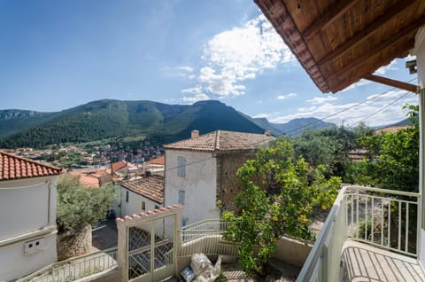 Ev Zin Mouria House in Leonidio