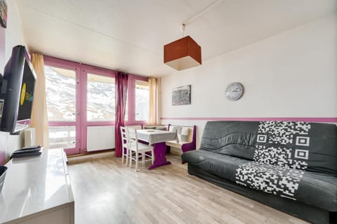 Bed, Living room, Bedroom, fireplace, furniture, kitchen