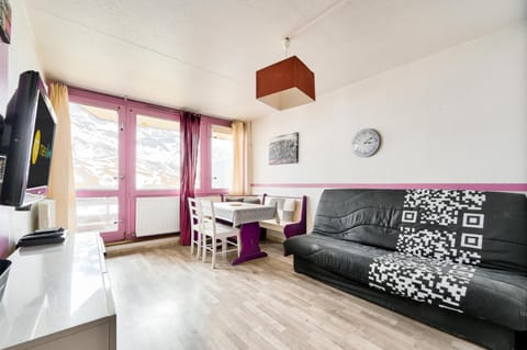 Bed, Living room, Bedroom, fireplace, furniture, kitchen