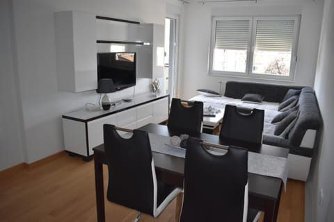 TV and multimedia, Living room, Seating area, Dining area