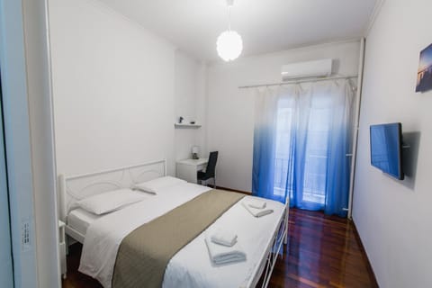 Bed, TV and multimedia, Photo of the whole room