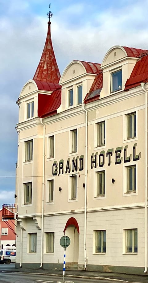 Property building, Day, Street view, Location