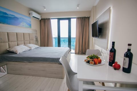 Photo of the whole room, Sea view