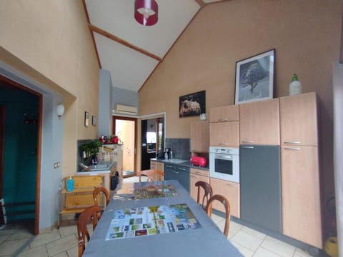 Kitchen or kitchenette, Dining area, oven, stove