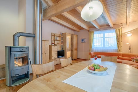 TV and multimedia, Coffee/tea facilities, Kitchen or kitchenette, Living room, Photo of the whole room, Decorative detail, Seating area, Dining area