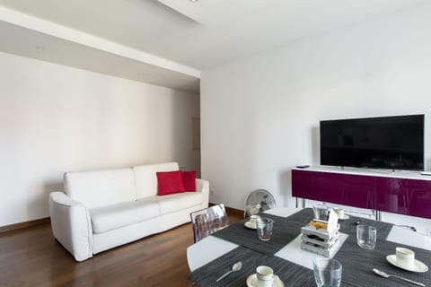 TV and multimedia, Living room, Seating area, Dining area