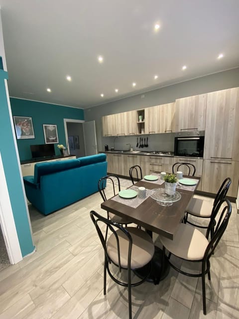 Kitchen or kitchenette, Living room, Seating area, Dining area, minibar, pet friendly, stove