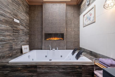 Hot Tub, Bathroom, Photo of the whole room, Bath, towels