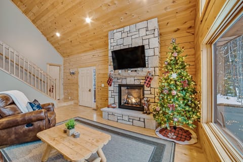 Contemporary ADK 5 Bedroom Chalet on Schroon House in Schroon Lake