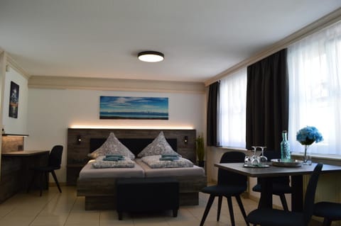 Bed, Photo of the whole room, Seating area, Dining area, Bedroom