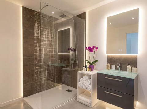 Shower, Bathroom, towels