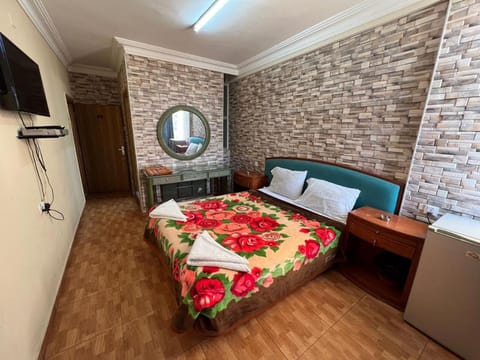 Bed, TV and multimedia, Photo of the whole room, Bedroom, hair dresser