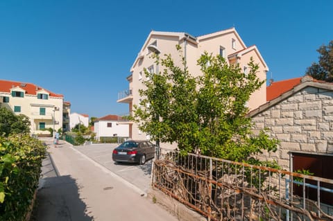 Property building, Neighbourhood