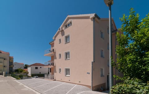 Property building, Neighbourhood