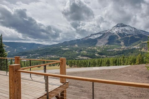 Hunts View House in Big Sky